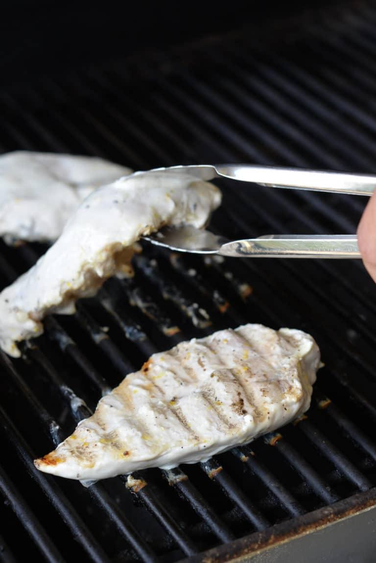 200724_SF Lemon Yogurt Chicken-07 In Zitronen-Joghurt marinierte Hähnchenbrust beim Garen auf dem Grill