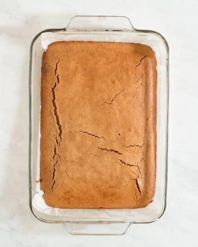 Ein fertiger Gewürzkuchen frisch aus dem Ofen in einer 9x13 Backform
