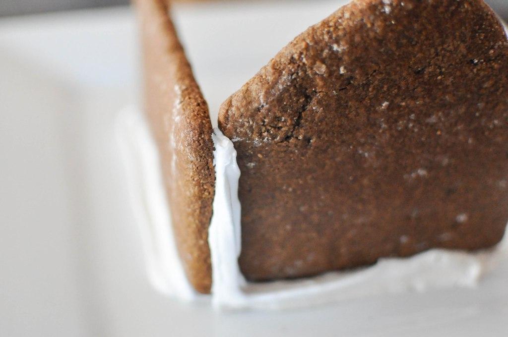 Paleo Lebkuchenhaus 84 Weitere Wände des Lebkuchenhauses anbringen
