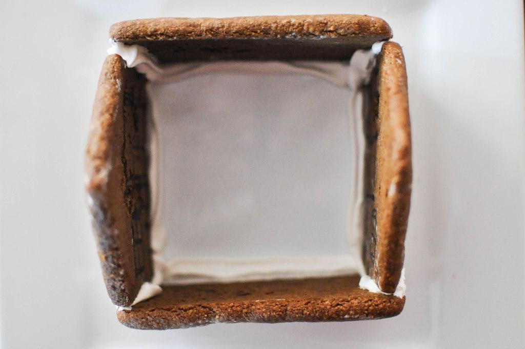 Paleo Lebkuchenhaus 88 Dachlinie des Lebkuchenhauses mit Glasur versehen