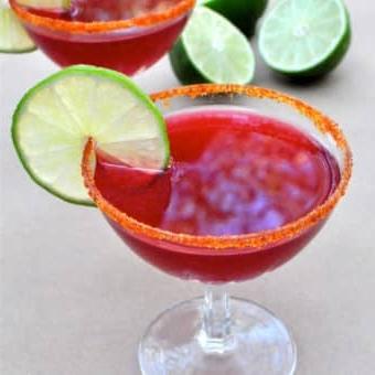 Würziger Granatapfel Martini 7 Ein Glas Granatapfel Martini mit Garnitur.