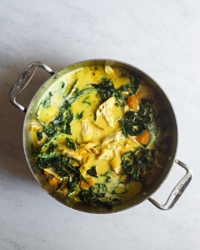 210423_Healing Tumeric Soup-28 Ein großer Topf mit heilender Kurkuma-Hühnersuppe