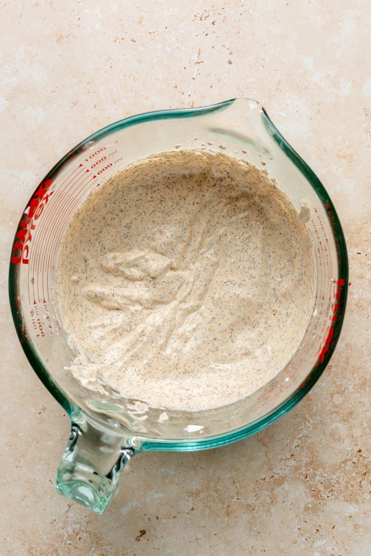 Heißluftfritteuse Blühende Zwiebel 10 Schritt 7: Alle Zutaten für die cremige Dip-Soße werden in einer kleinen Schüssel vermischt, um einen glatten und würzigen Dip zu kreieren.