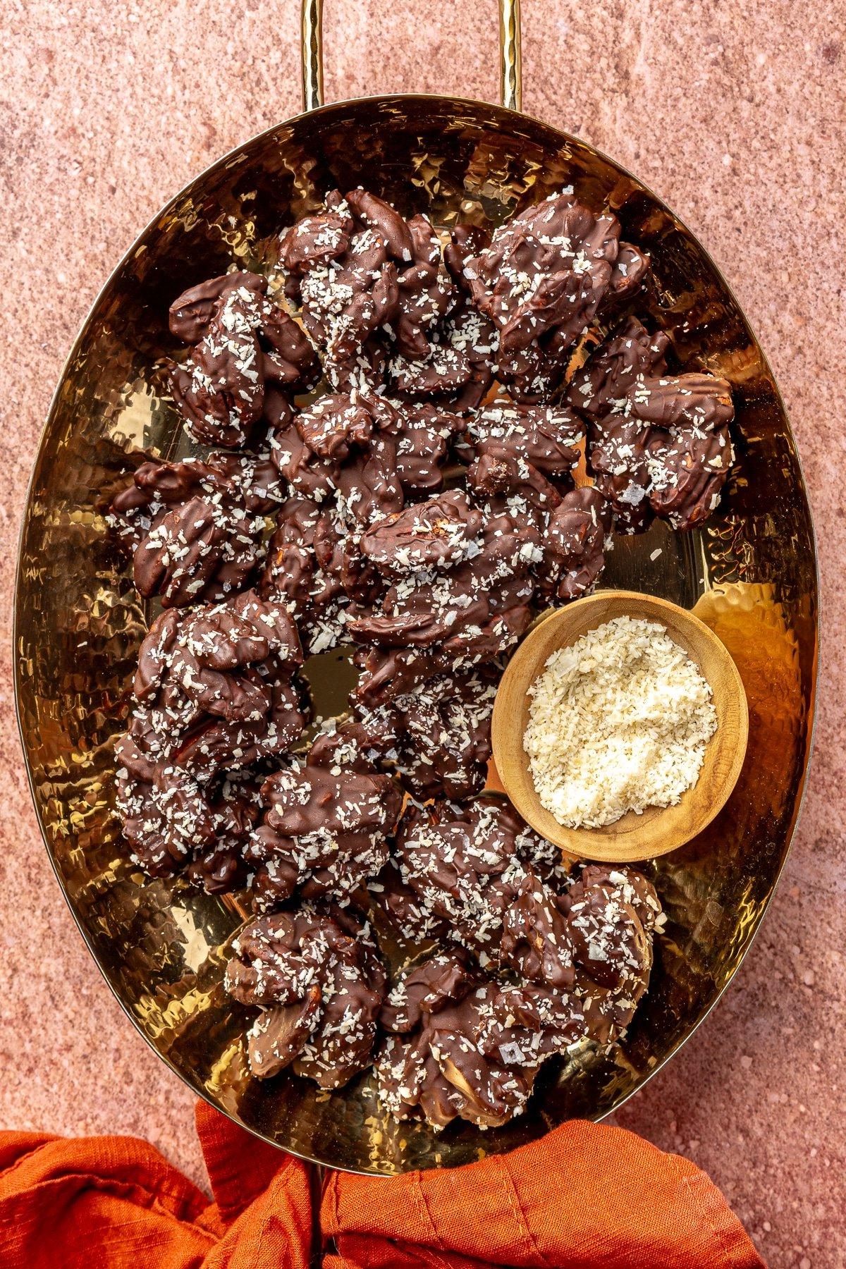 Eine nahaufnahme von Schoko-Chili-Pekannuss-Häufchen, fertig und appetitlich auf Backpapier angerichtet.