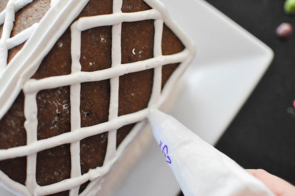 Paleo Lebkuchenhaus 92 Fruchtgummis am Lebkuchenhaus anbringen
