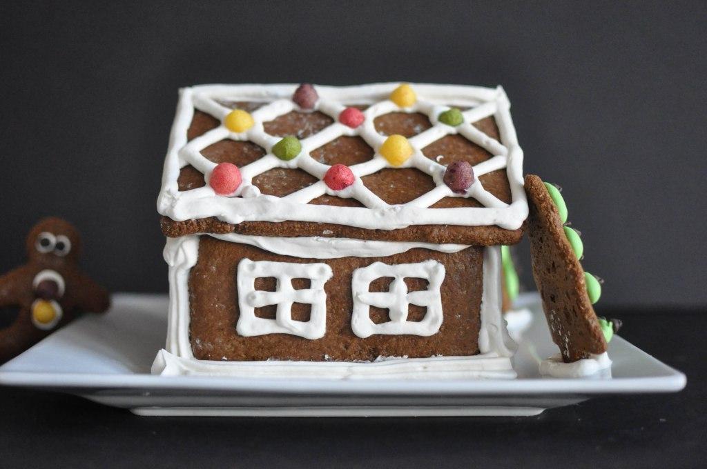 Paleo Lebkuchenhaus 98 Peter, der Lebkuchenmann, mit Lebkuchenhaus und Lichtern