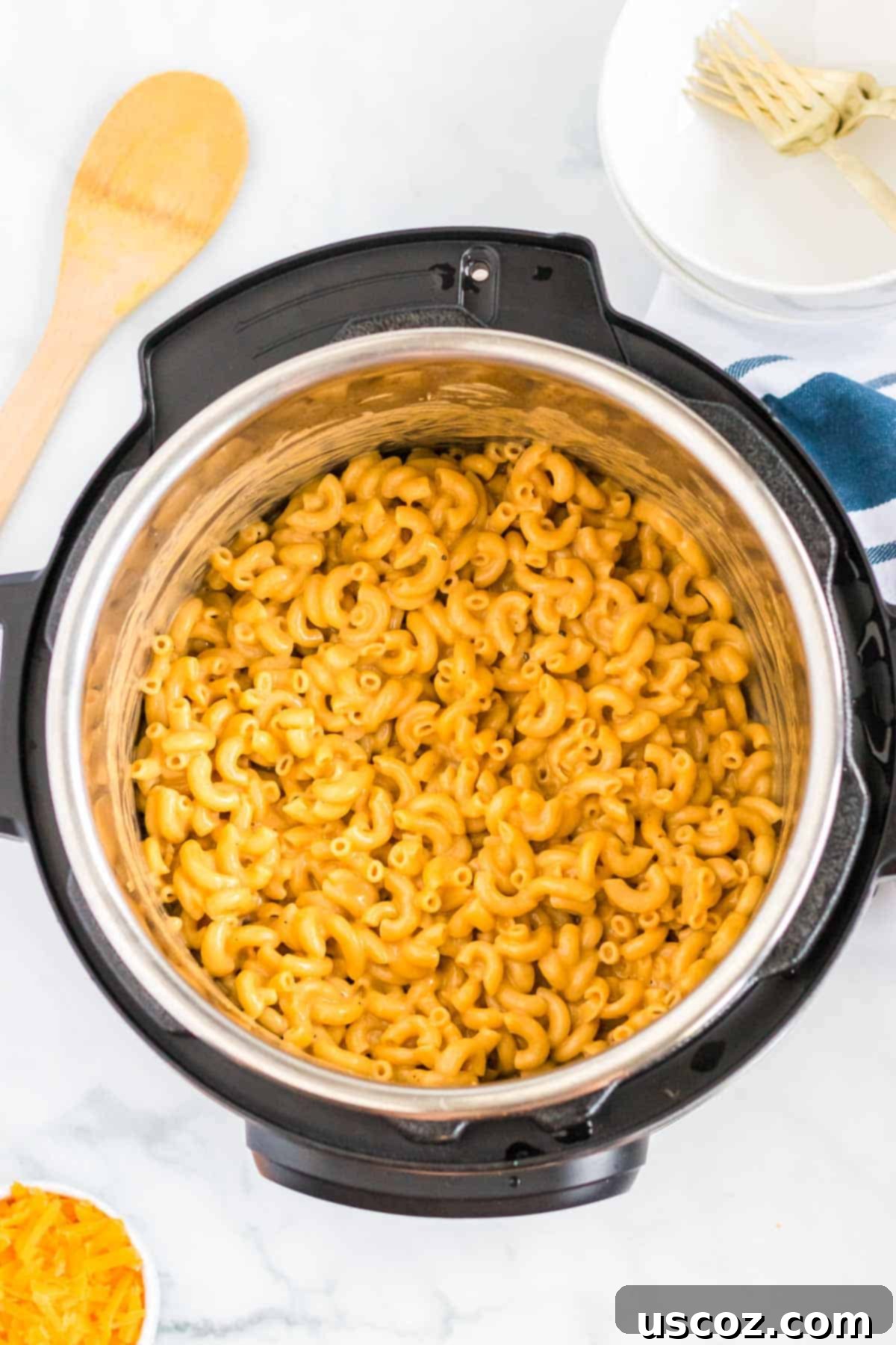 Creamy Instant Pot Mac and Cheese 7 an instant pot full of macaroni and cheese