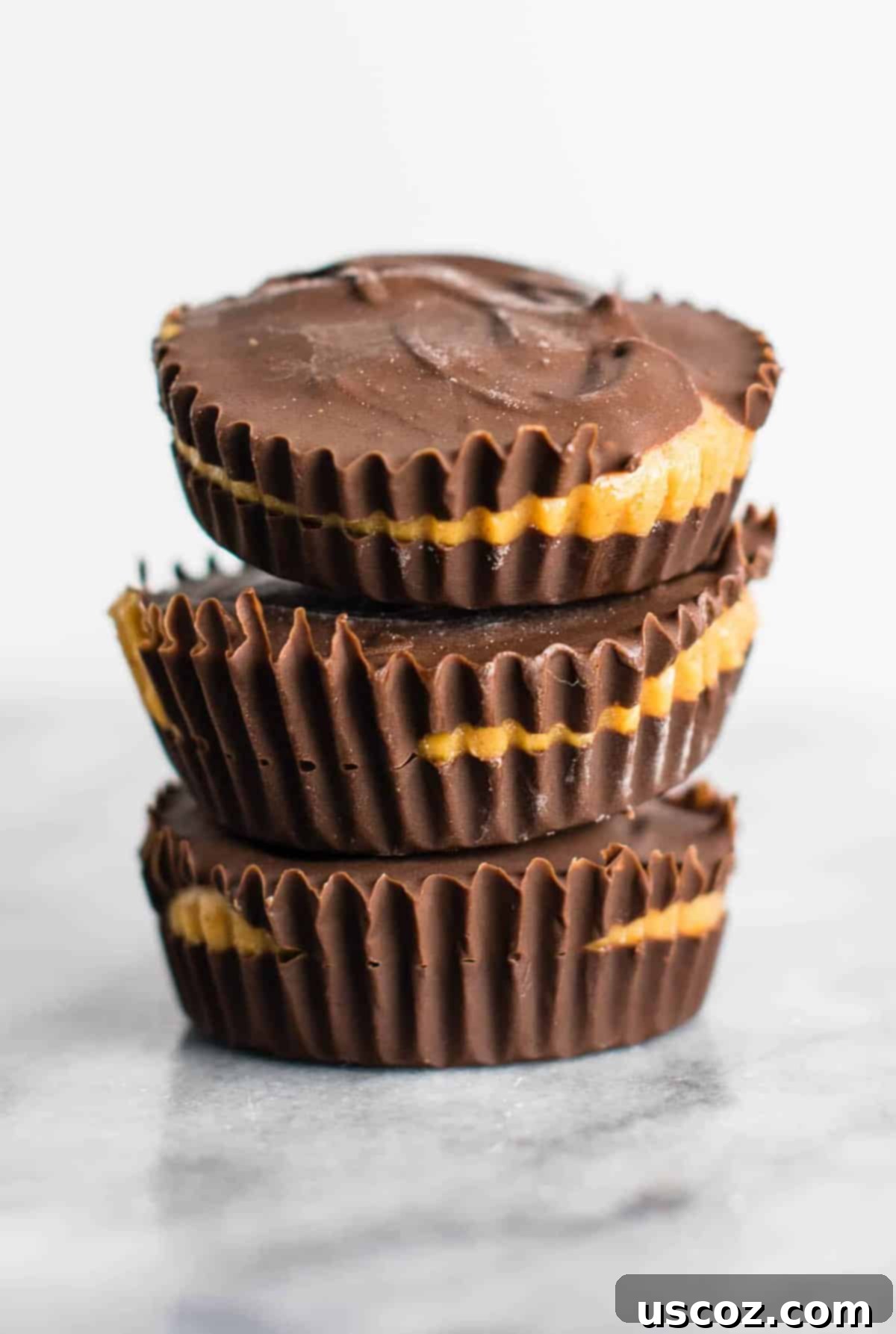 25 Incredible Vegan Recipes 11 best vegan recipes - Vegan chocolate peanut butter cups – better than Reese’s! #healthy #vegan #chocolatepeanutbuttercups #dessert