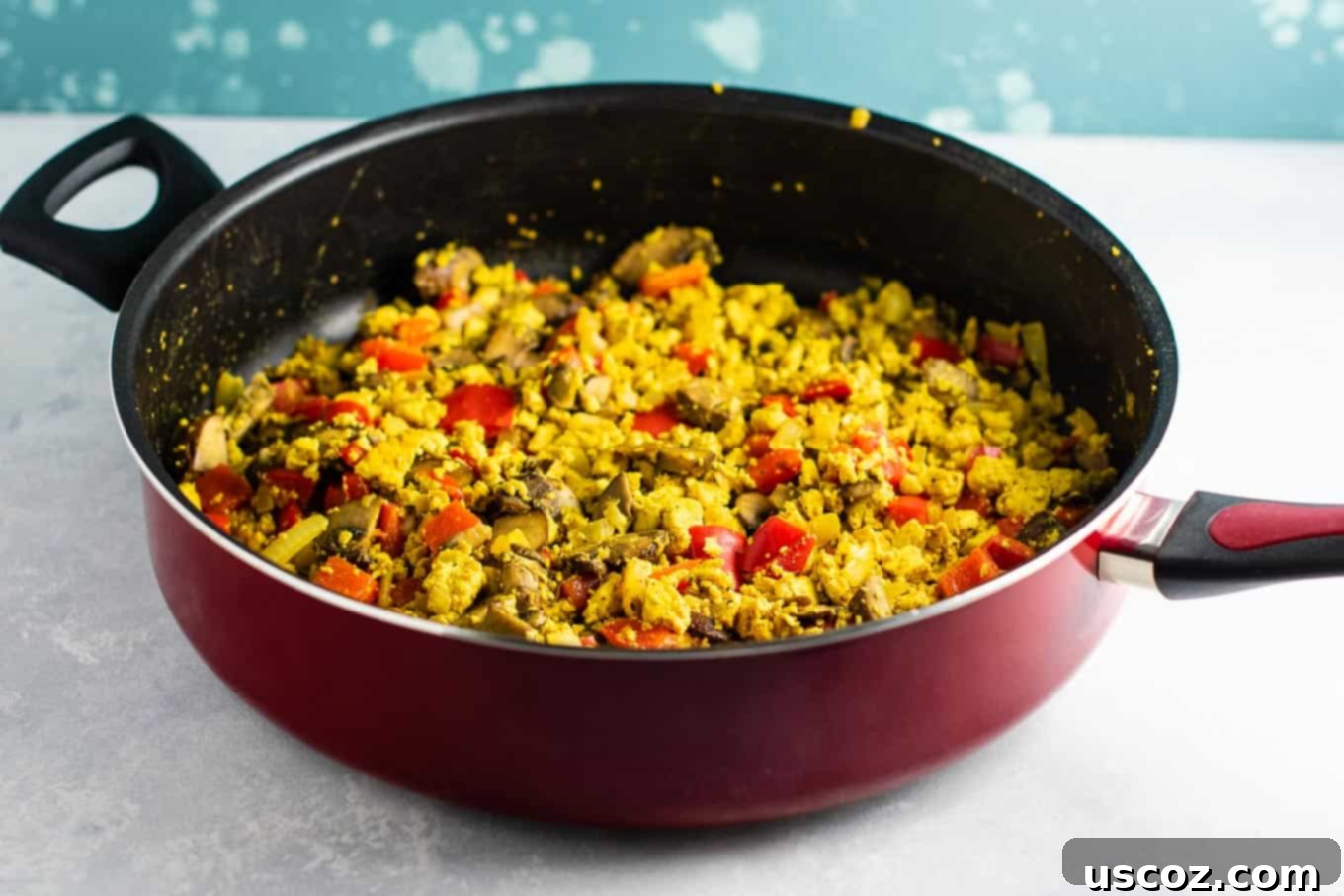 25 Incredible Vegan Recipes 19 best vegan recipes - Tofu scrambled eggs with bell pepper and mushroom. This tastes amazing and was really satisfying! #tofuscramble #vegan #breakfast #veganbreakfast #meatless #dairyfree #eggfree