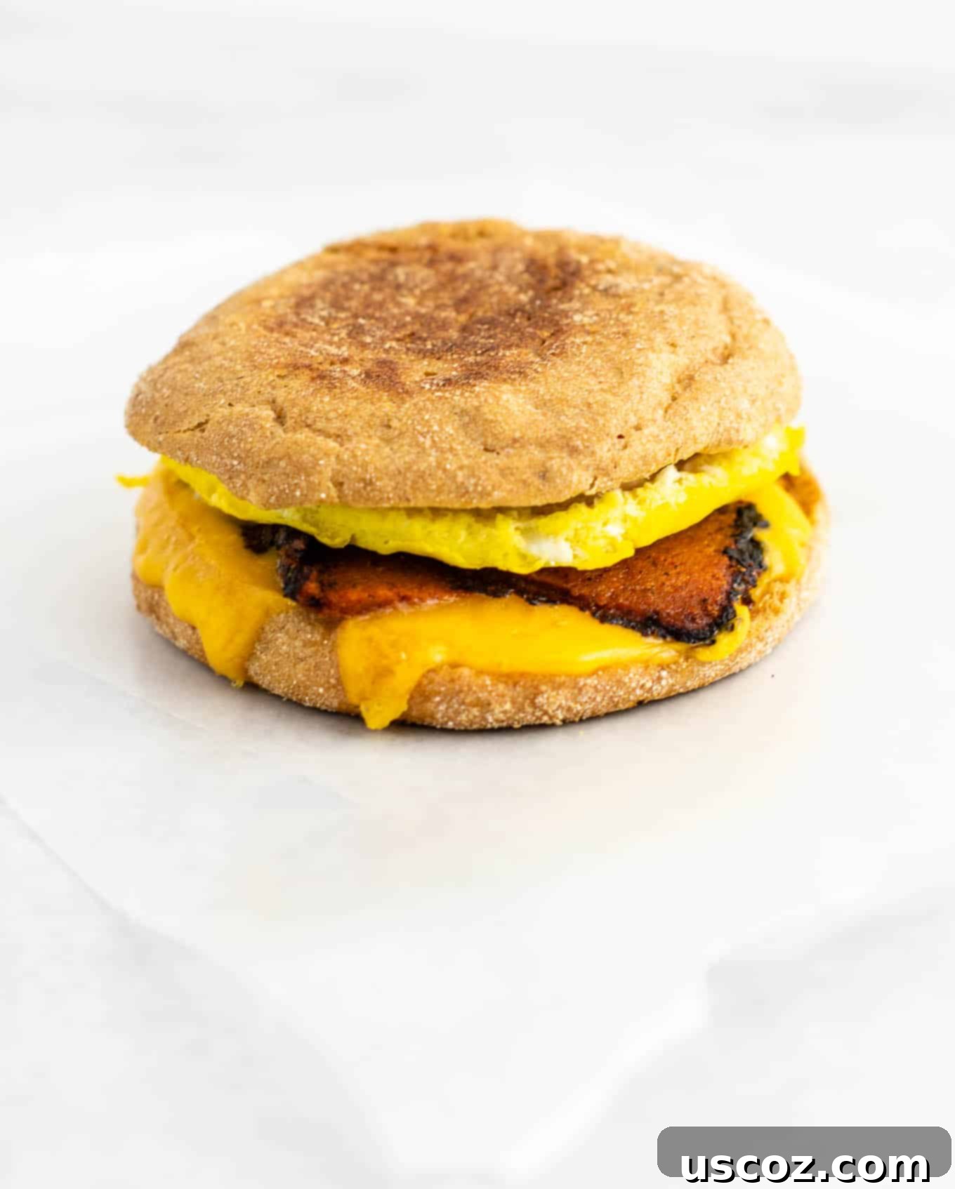 Vegetarian meal prep ideas – these easy English muffin breakfast sandwiches taste amazing and are so easy to make! #vegetarian #breakfast #mealprep #englishmuffin #breakfastsandwich 