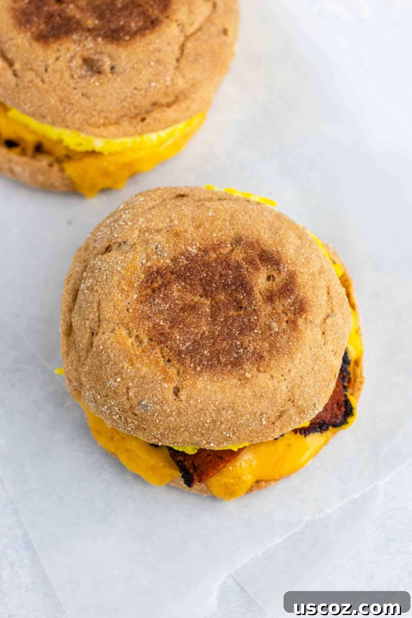 Vegetarian meal prep ideas – these easy English muffin breakfast sandwiches taste amazing and are so easy to make! #vegetarian #breakfast #mealprep #englishmuffin #breakfastsandwich 