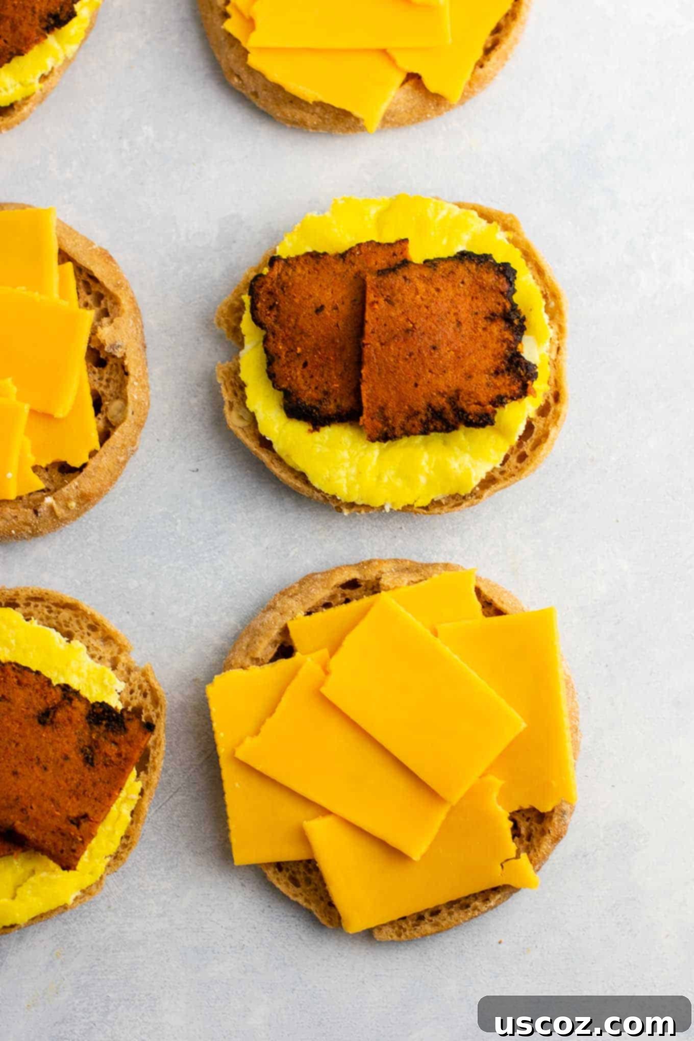 Meal Prep Vegetarian breakfast sandwich - these easy English muffin breakfast sandwiches taste amazing and are so easy to make! #vegetarian #breakfast #mealprep #englishmuffin #breakfastsandwich 