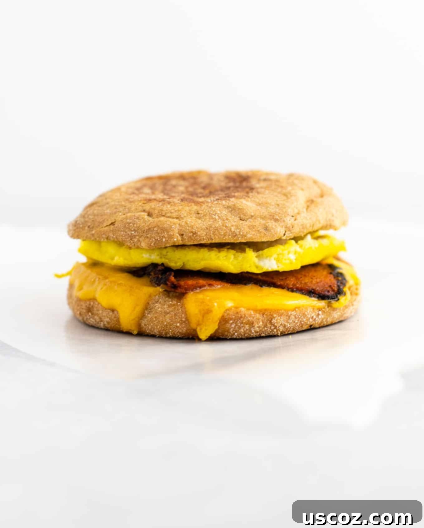 Meal Prep Vegetarian breakfast sandwich - these easy English muffin breakfast sandwiches taste amazing and are so easy to make! #vegetarian #breakfast #mealprep #englishmuffin #breakfastsandwich 