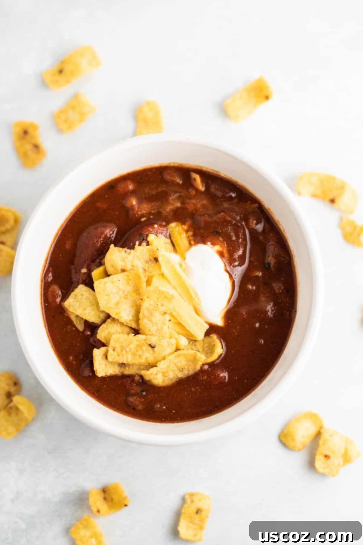 Easy Slow Cooker Vegetarian Chili 2 slow cooker vegetarian chili in a white bowl topped with sour cream and corn chips
