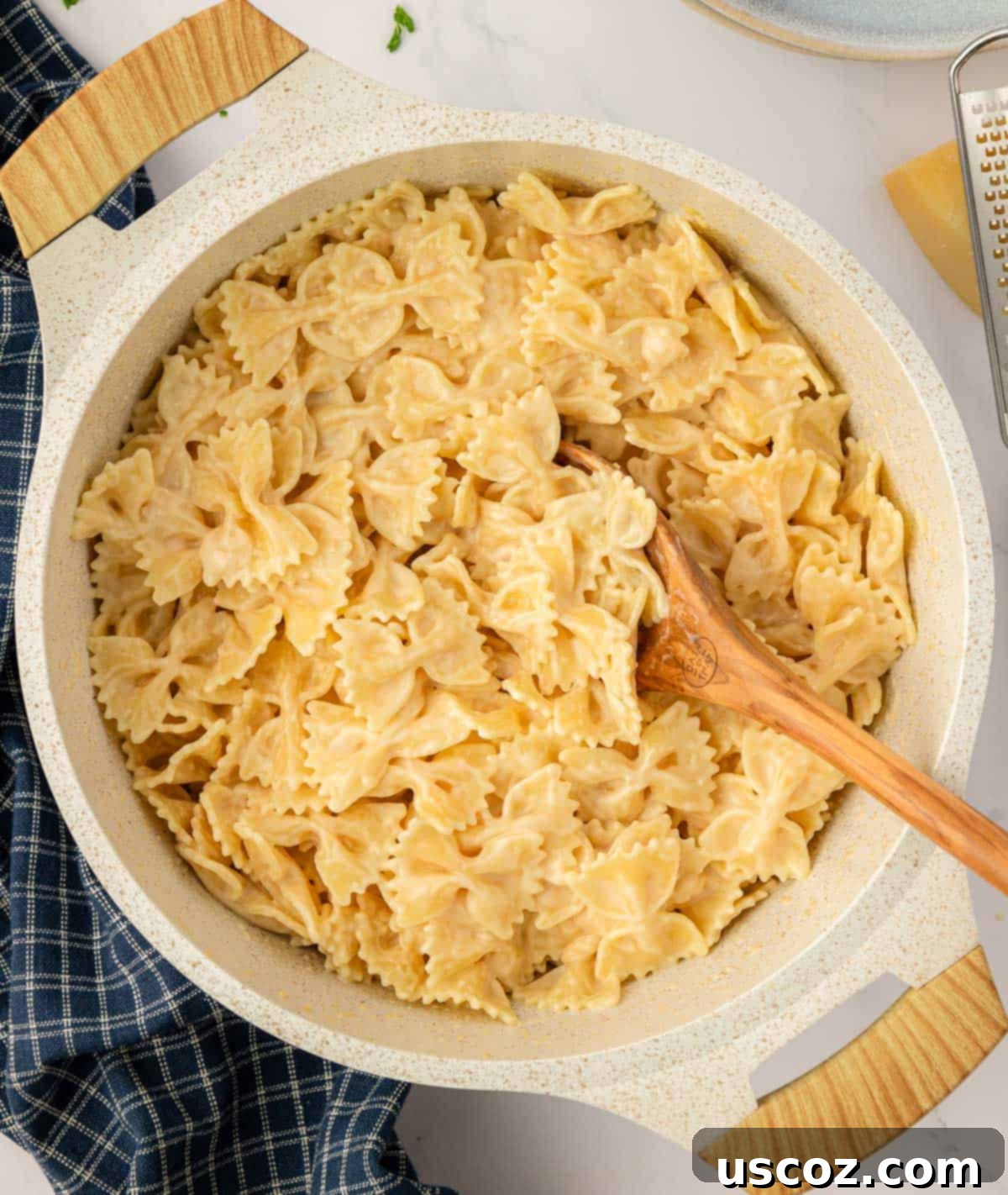 Farfalle 13 wooden spoon with bow tie pasta