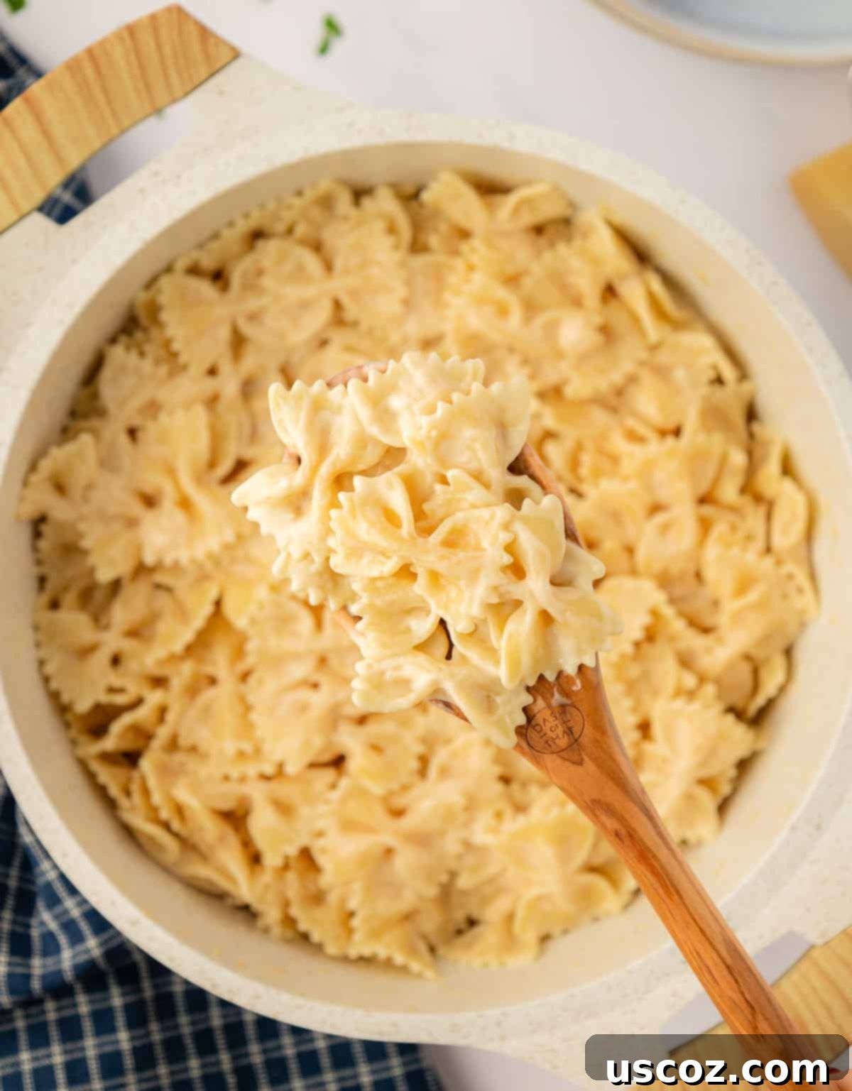 Farfalle 15 wooden spoon with bow tie pasta