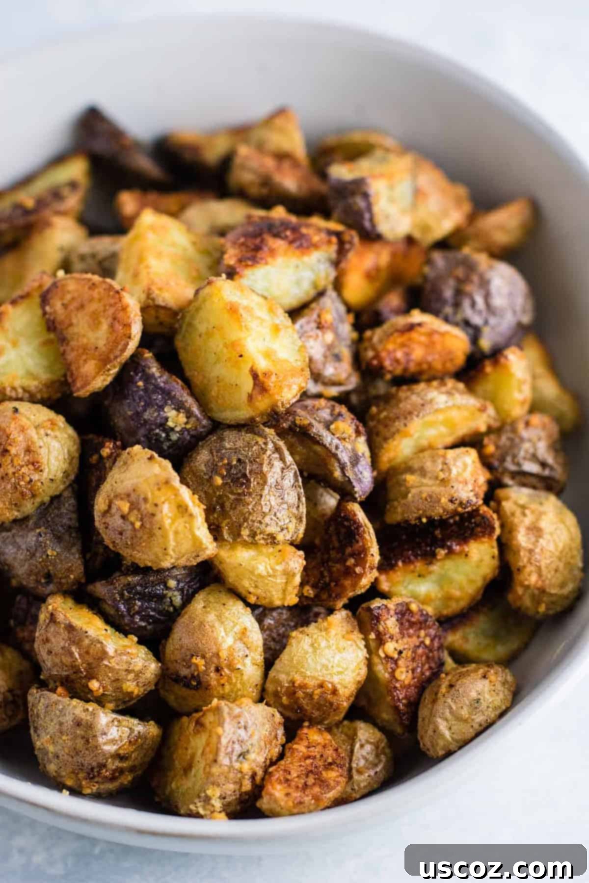 Easy garlic parmesan roasted potatoes recipe #garlicparmesanpotatoes #sidedishes #potatoes