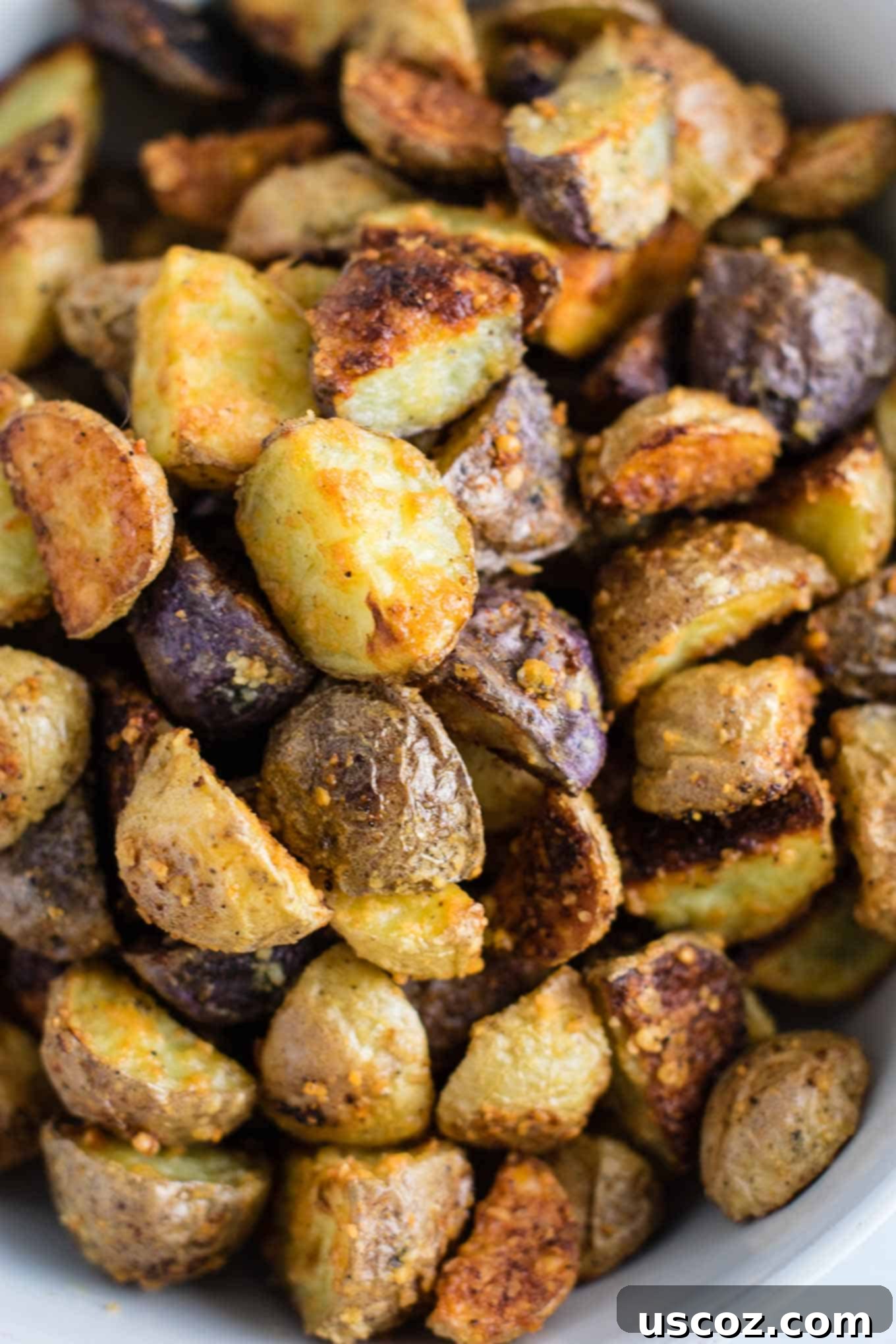 Easy garlic parmesan roasted potatoes recipe #garlicparmesanpotatoes #sidedishes #potatoes