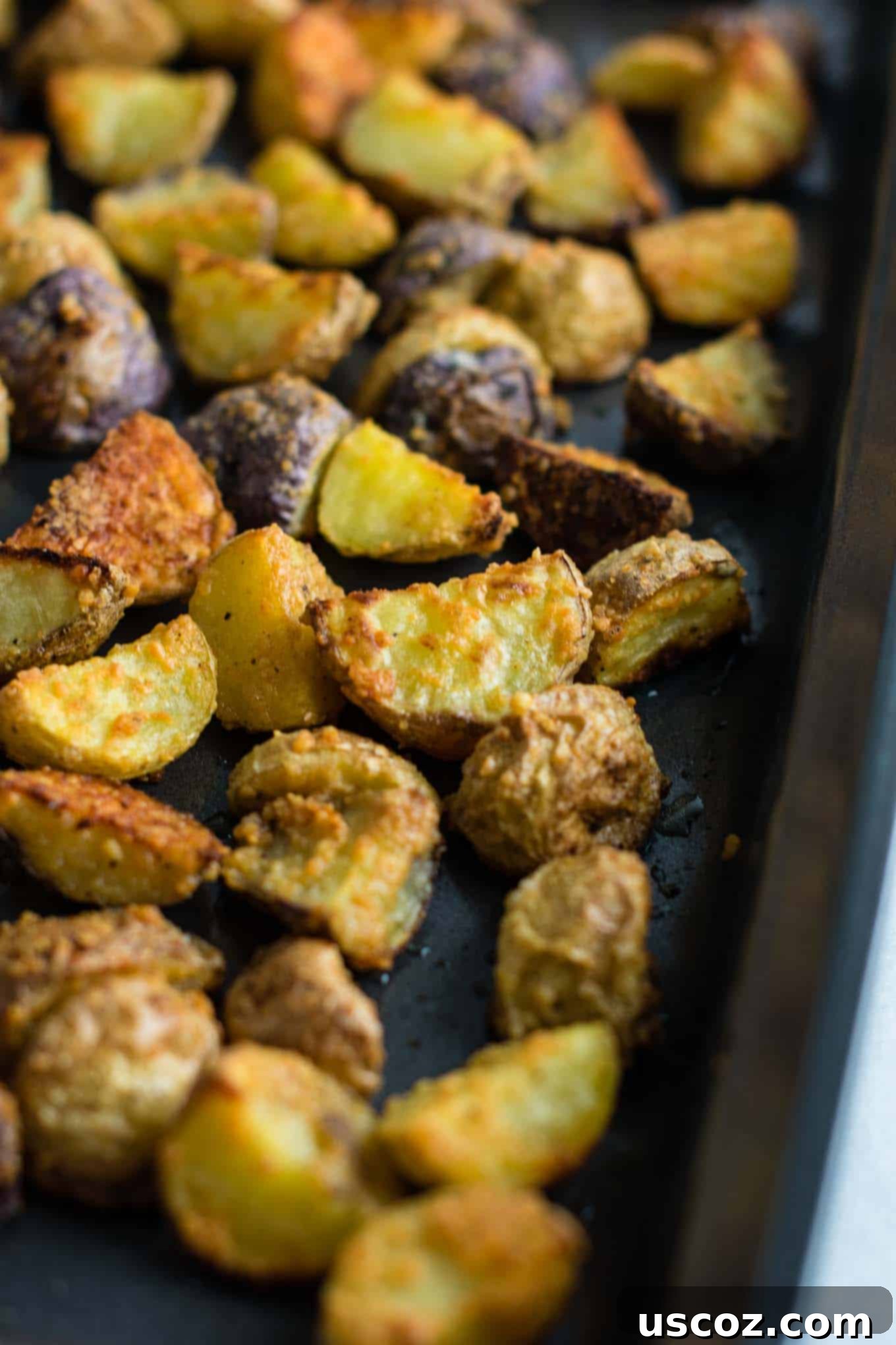 Easy garlic parmesan roasted potatoes recipe #garlicparmesanpotatoes #sidedishes #potatoes