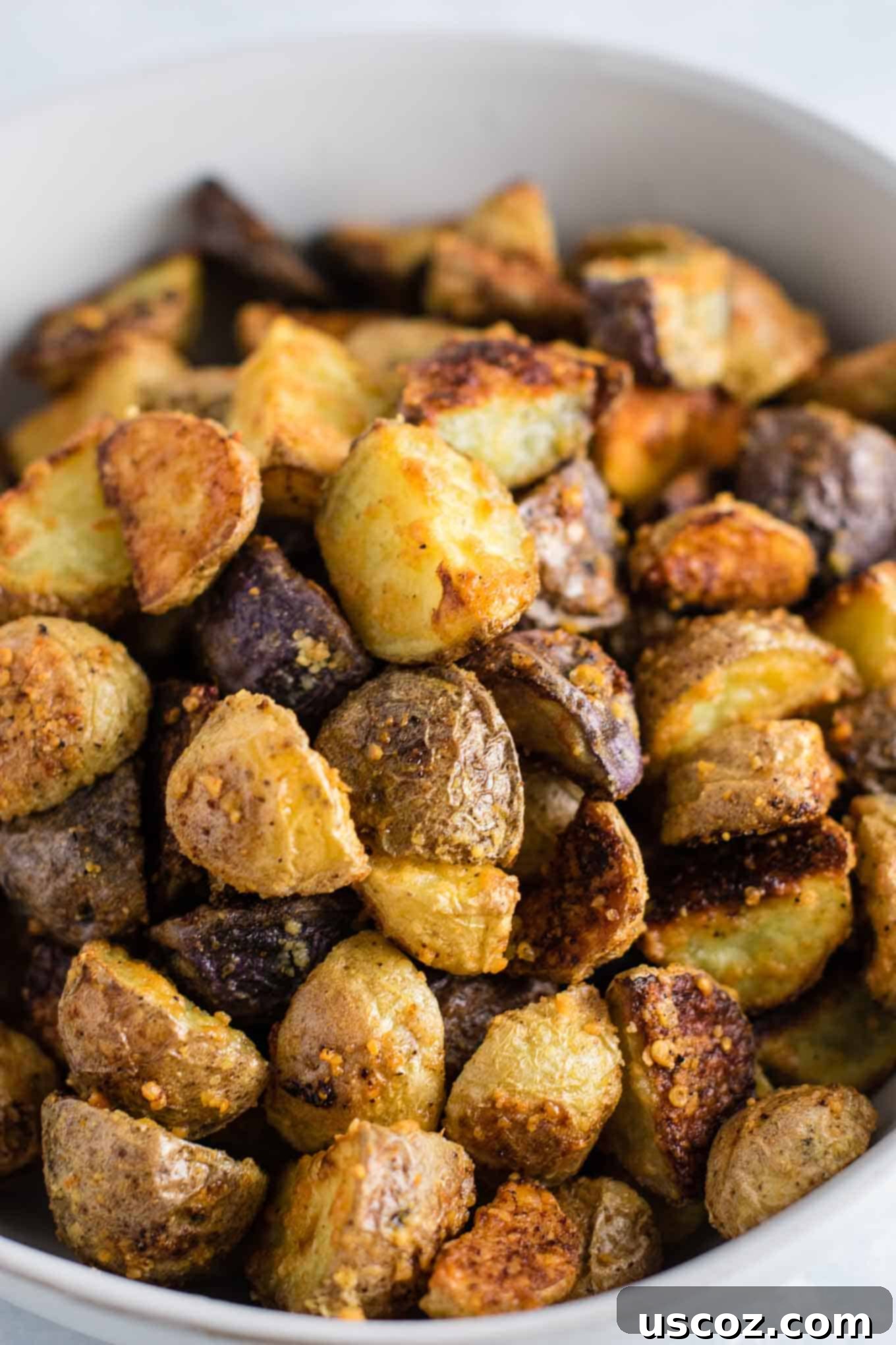 Easy garlic parmesan roasted potatoes recipe #garlicparmesanpotatoes #sidedishes #potatoes