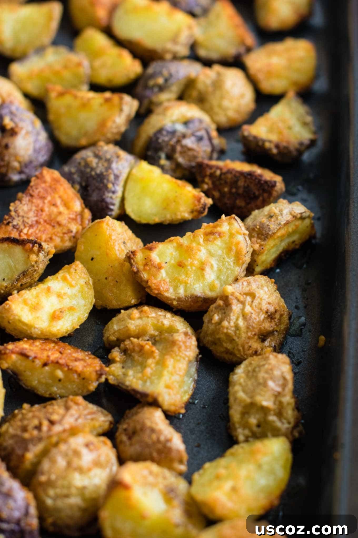 Easy garlic parmesan roasted potatoes recipe #garlicparmesanpotatoes #sidedishes #potatoes