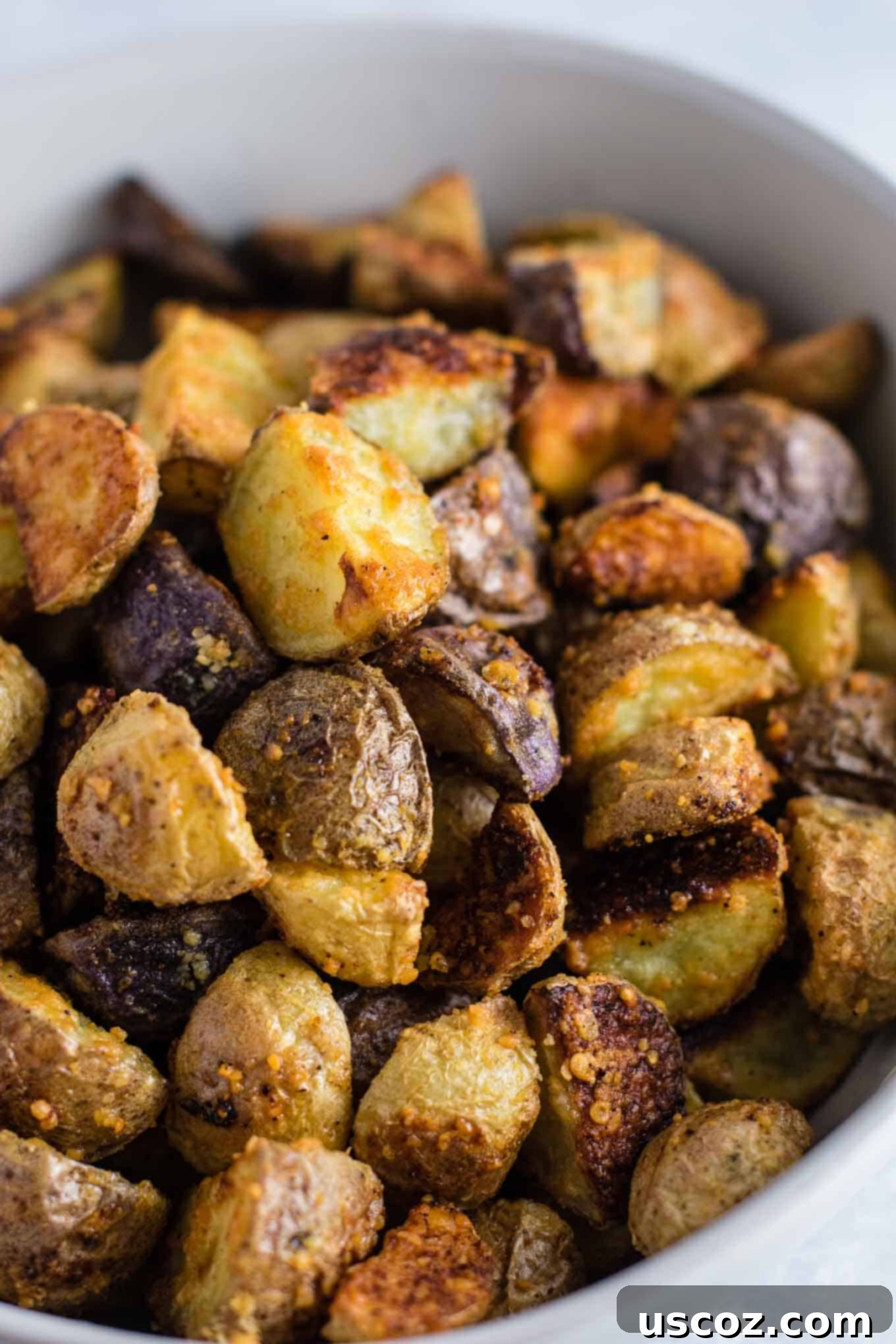 Easy garlic parmesan roasted potatoes recipe #garlicparmesanpotatoes #sidedishes #potatoes