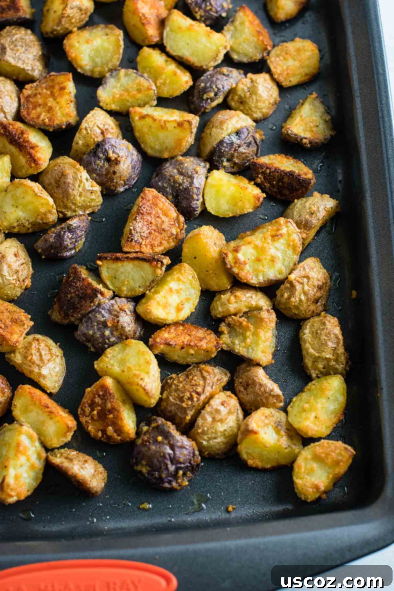 Easy garlic parmesan roasted potatoes recipe #garlicparmesanpotatoes #sidedishes #potatoes