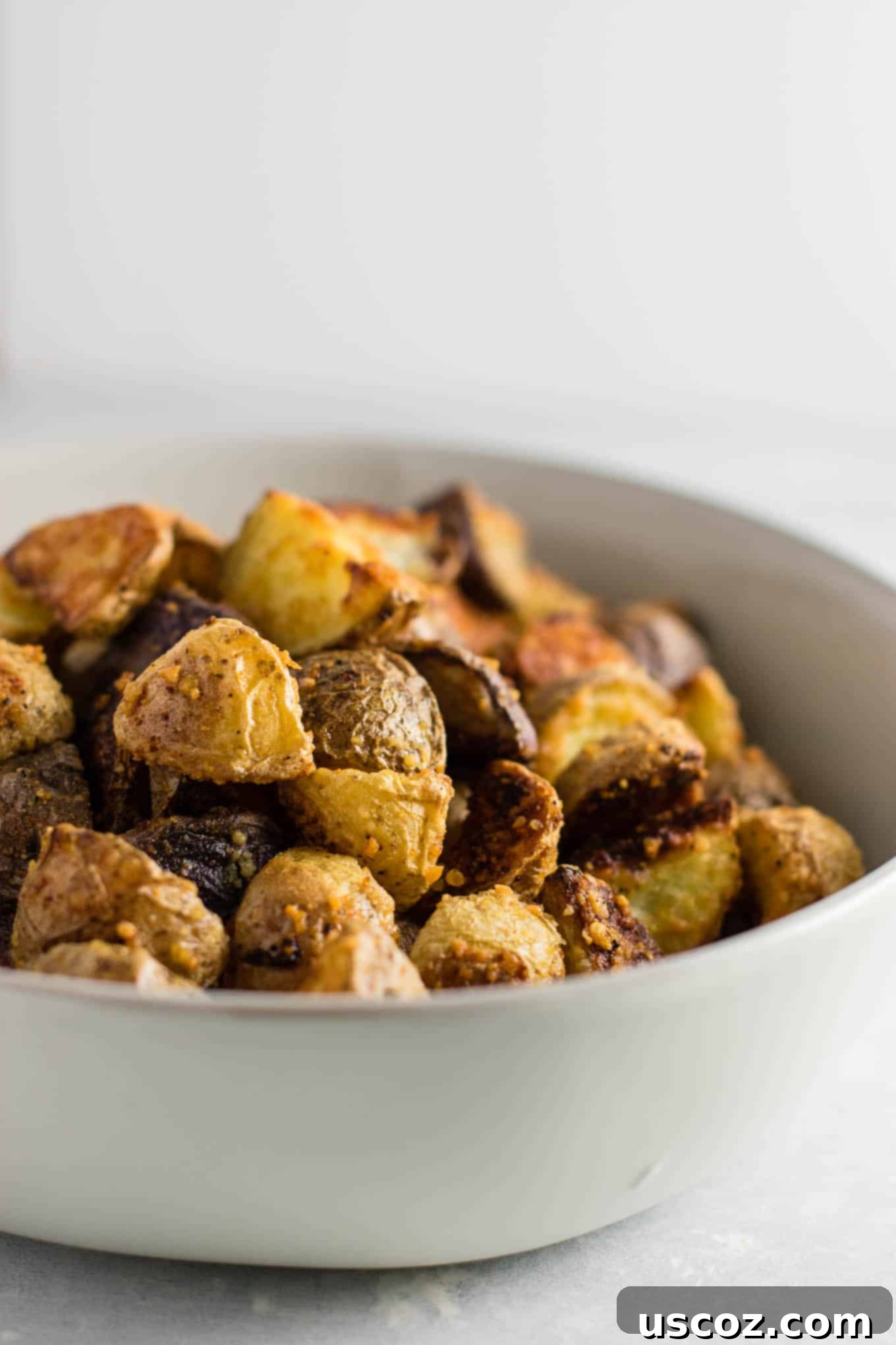 Easy garlic parmesan roasted potatoes recipe #garlicparmesanpotatoes #sidedishes #potatoes