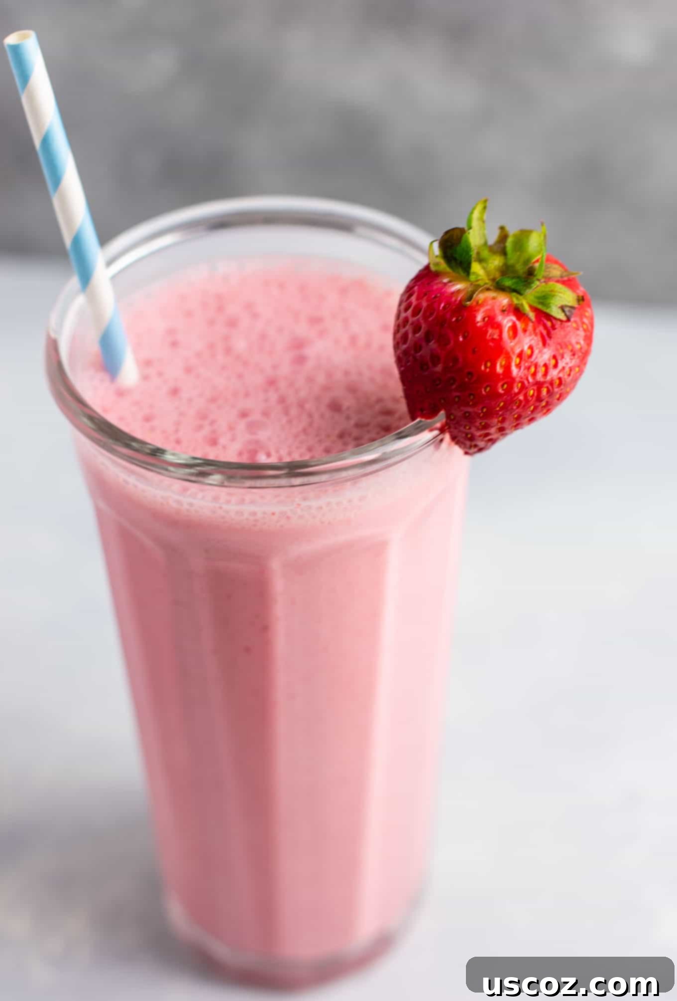 Delicious, easy, and healthy strawberry smoothie recipe made with fresh strawberries. Perfect for summer! This no-banana smoothie is a refreshing vegetarian breakfast or snack option.