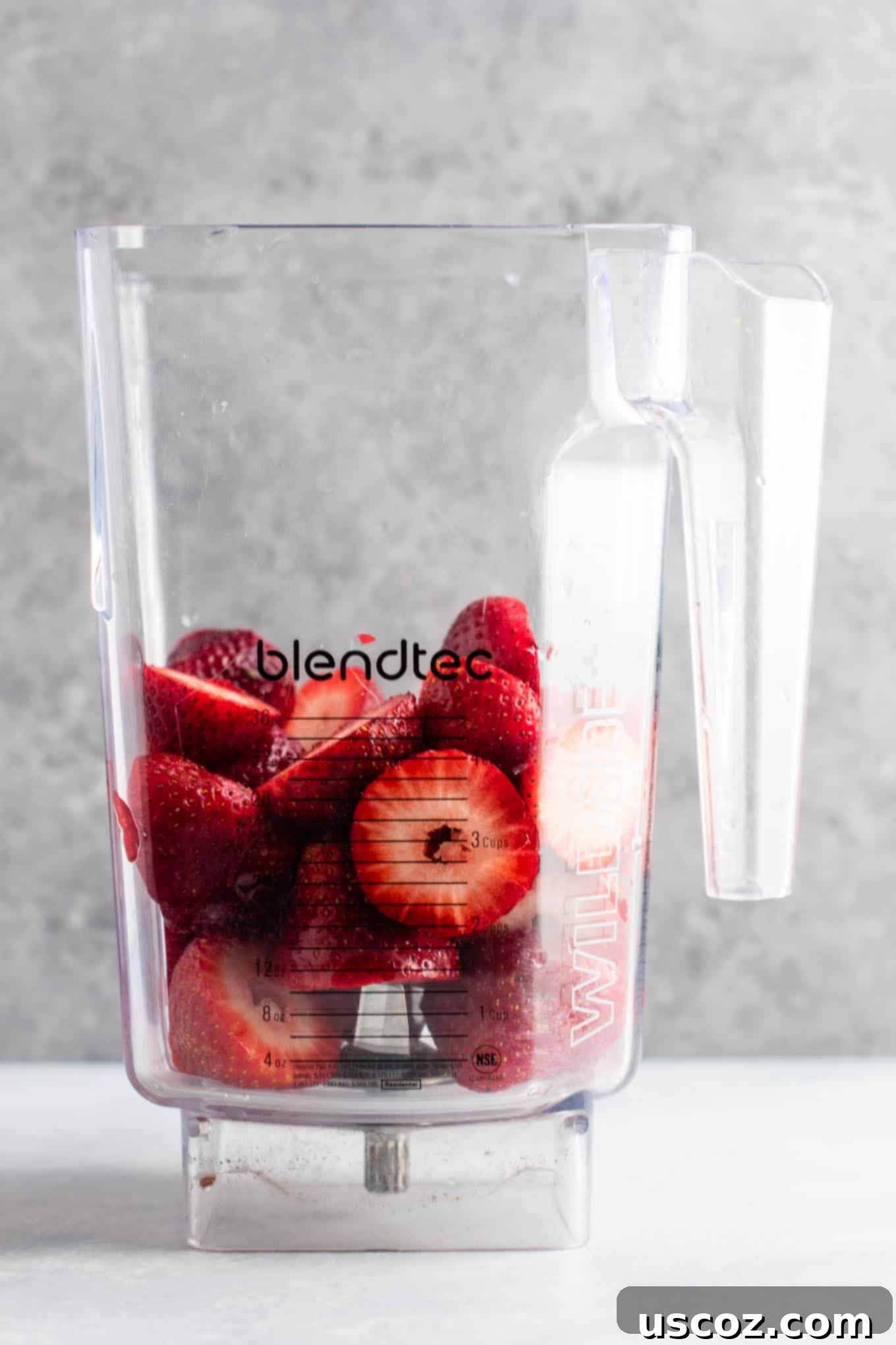 Fresh, ripe strawberries are the key ingredient for this healthy and delicious no-banana strawberry smoothie. Perfect for summer breakfasts and snacks, bursting with natural sweetness.