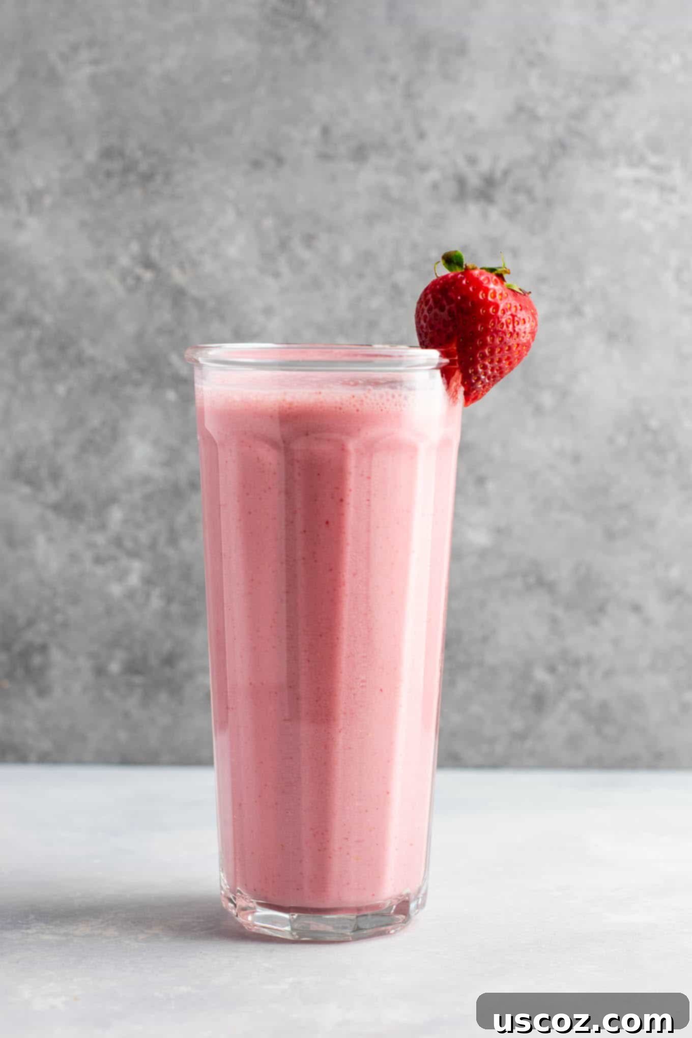 Delicious and healthy summer drink recipe: A quick and easy strawberry smoothie made with fresh ingredients for a refreshing treat, perfect for any occasion.