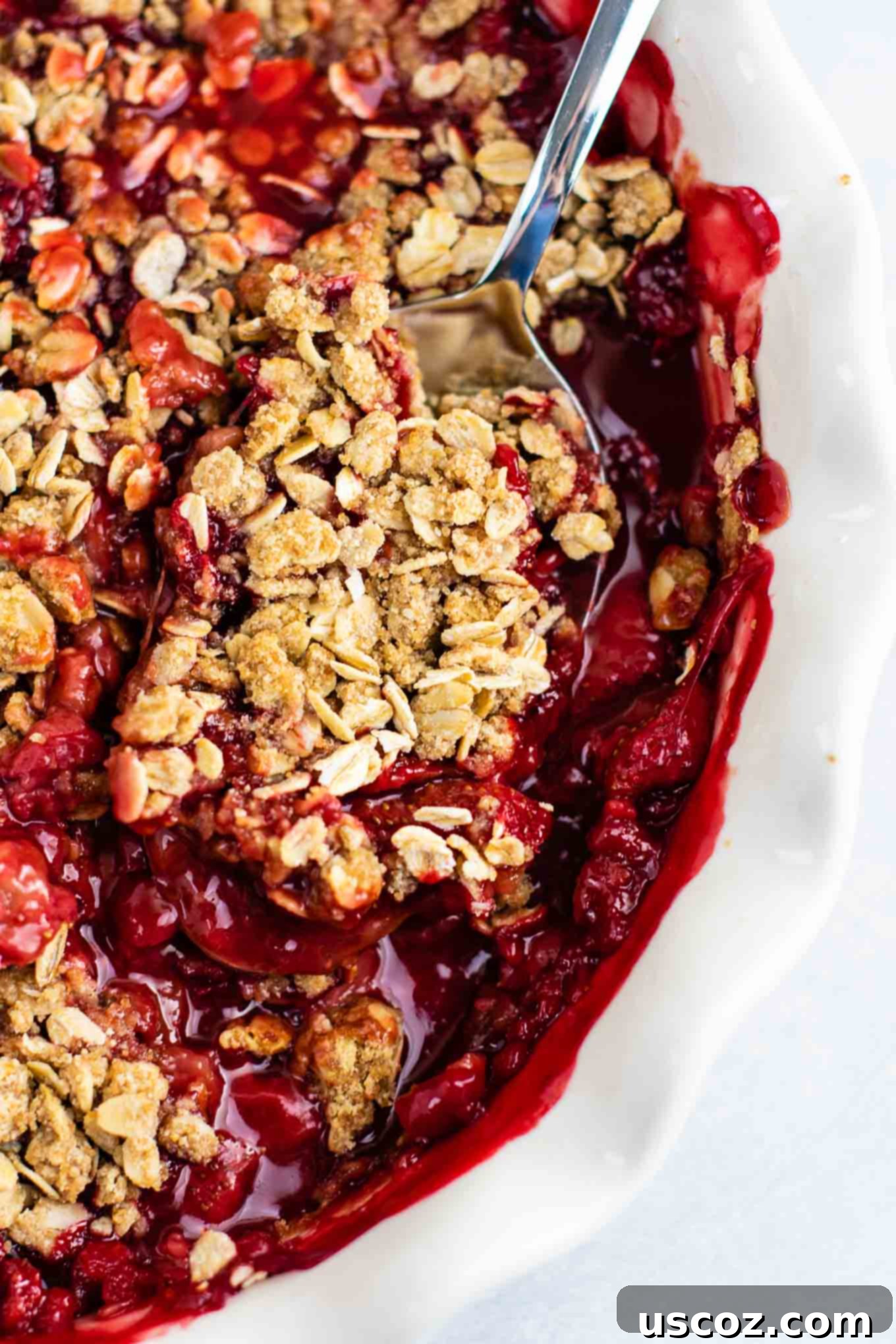 Easy strawberry crisp recipe (gluten free + vegan) – perfect for using up fresh strawberries! #strawberrycrisp #dessert #glutenfree #vegan #healthydessert #dairyfree