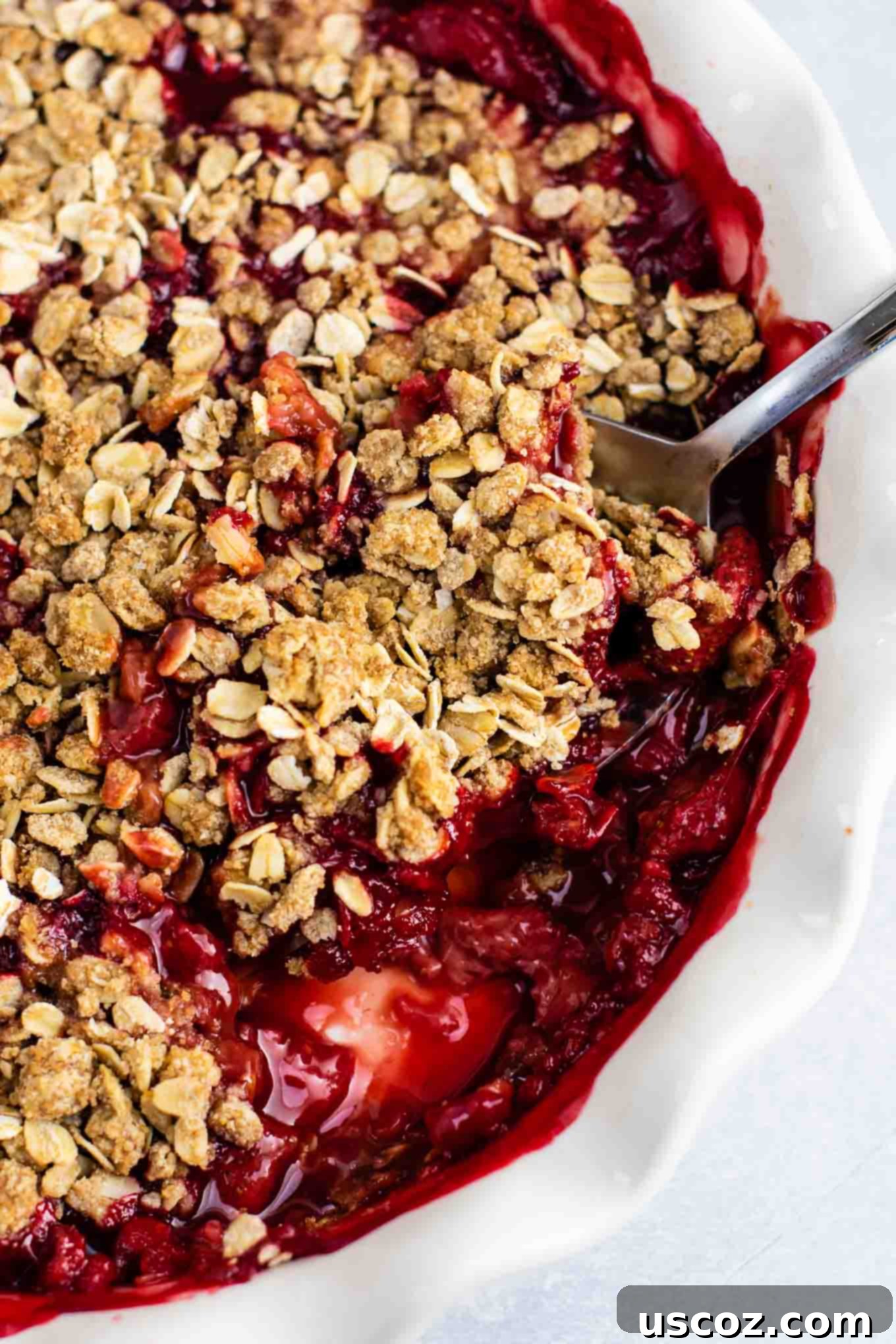 Easy strawberry crisp recipe (gluten free + vegan) – perfect for using up fresh strawberries! #strawberrycrisp #dessert #glutenfree #vegan #healthydessert #dairyfree