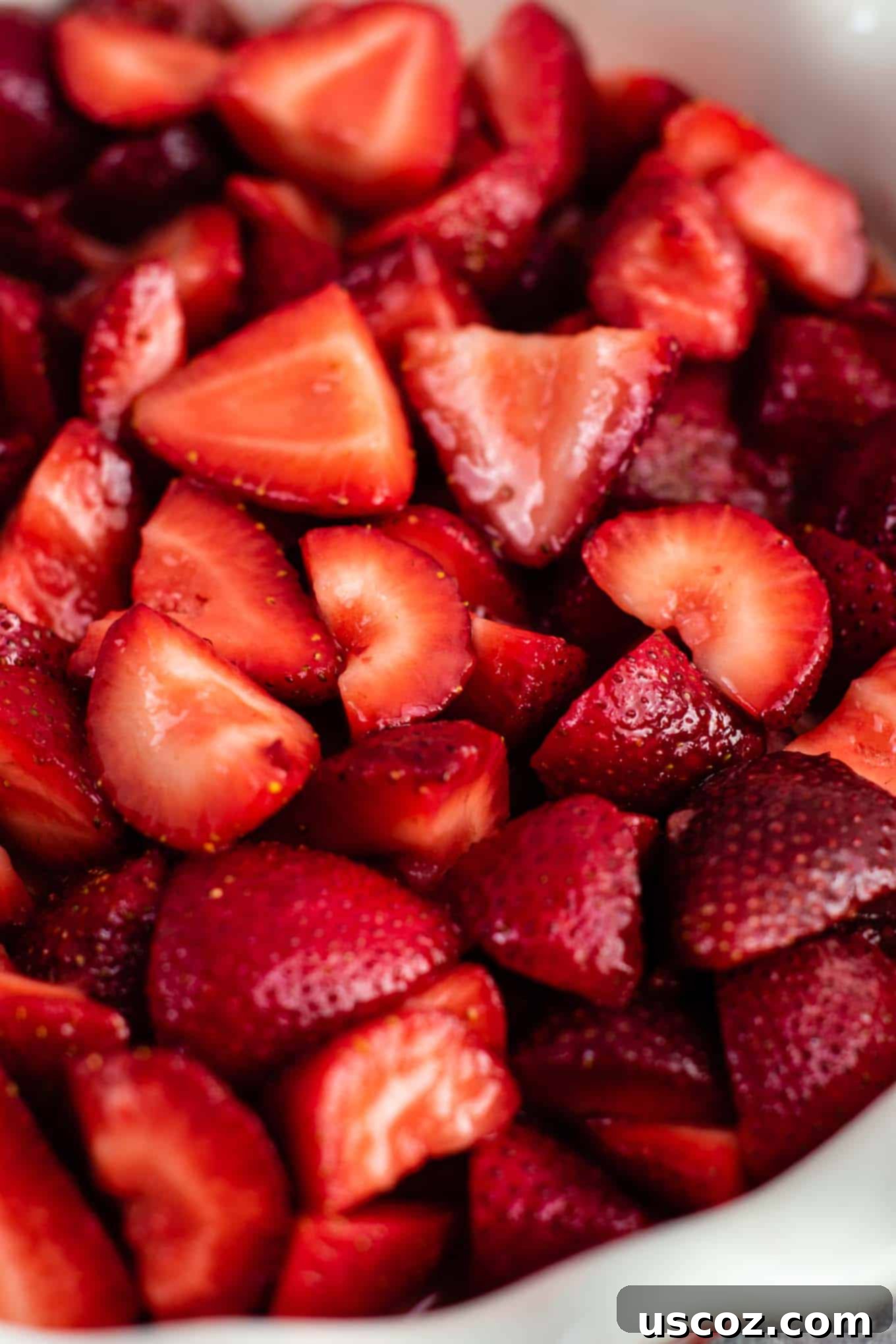 Easy strawberry crisp recipe (gluten free + vegan) – perfect for using up fresh strawberries! #strawberrycrisp #dessert #glutenfree #vegan #healthydessert #dairyfree