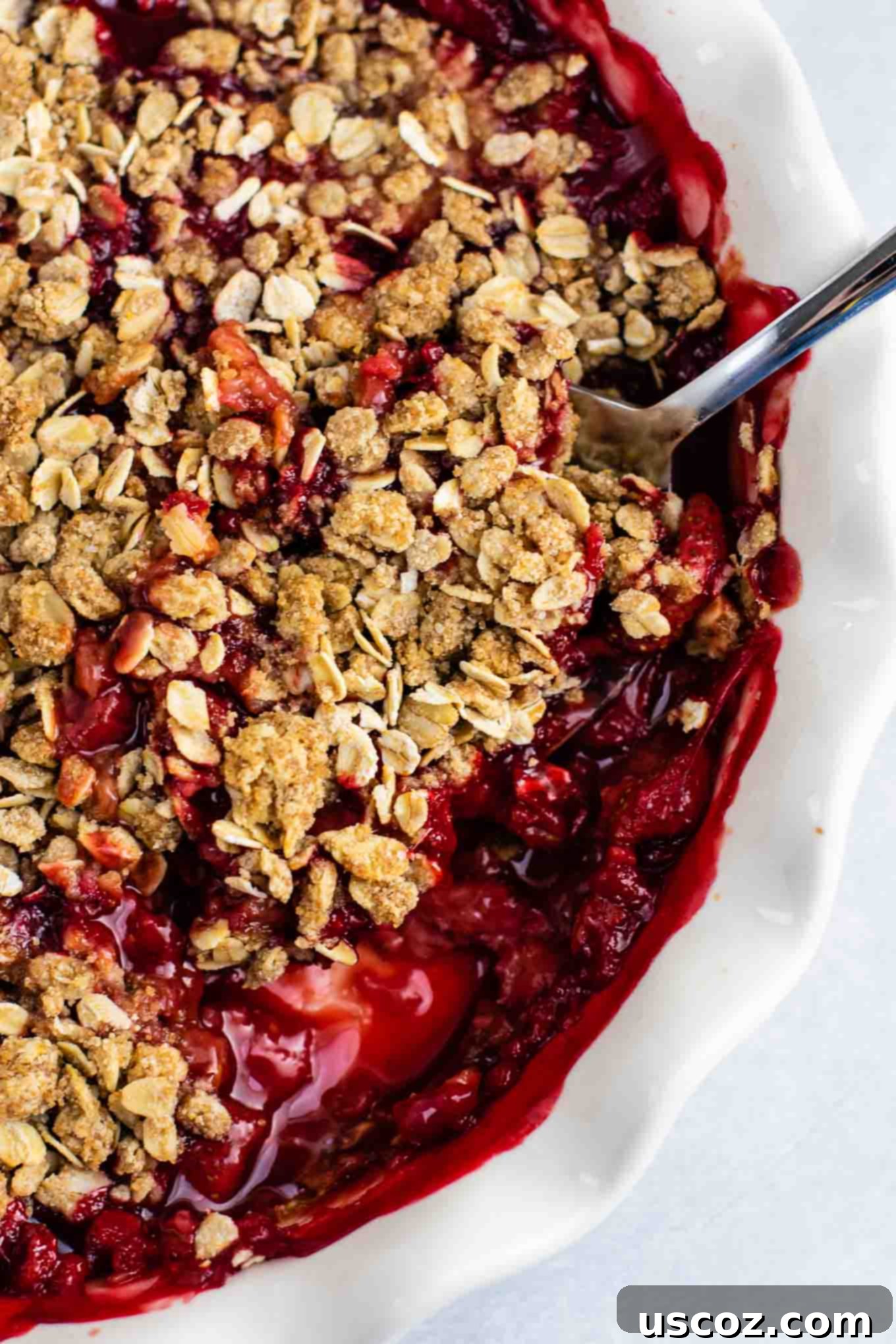 Easy strawberry crisp recipe (gluten free + vegan) – perfect for using up fresh strawberries! #strawberrycrisp #dessert #glutenfree #vegan #healthydessert #dairyfree