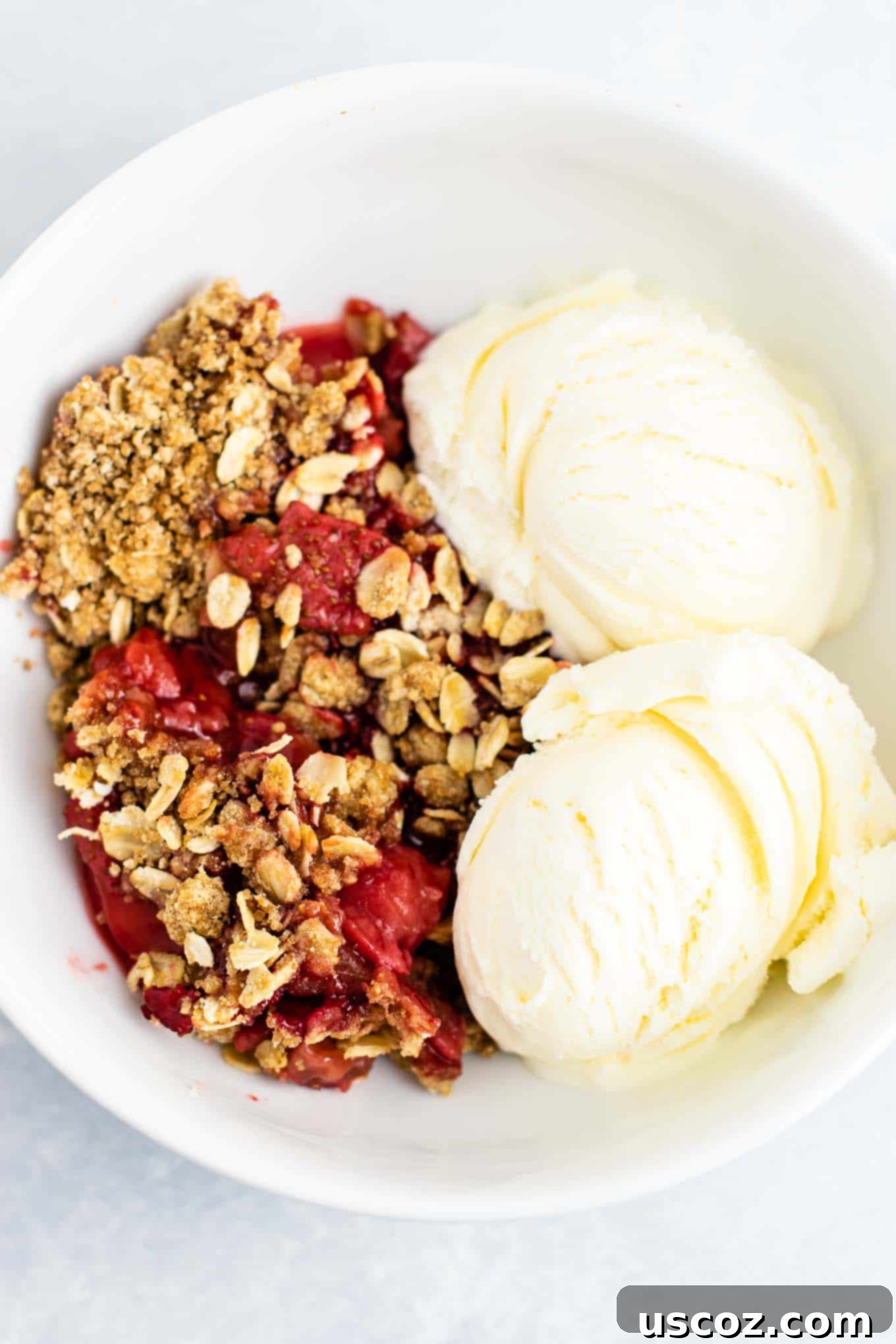 Easy strawberry crisp recipe (gluten free + vegan) – perfect for using up fresh strawberries! #strawberrycrisp #dessert #glutenfree #vegan #healthydessert #dairyfree