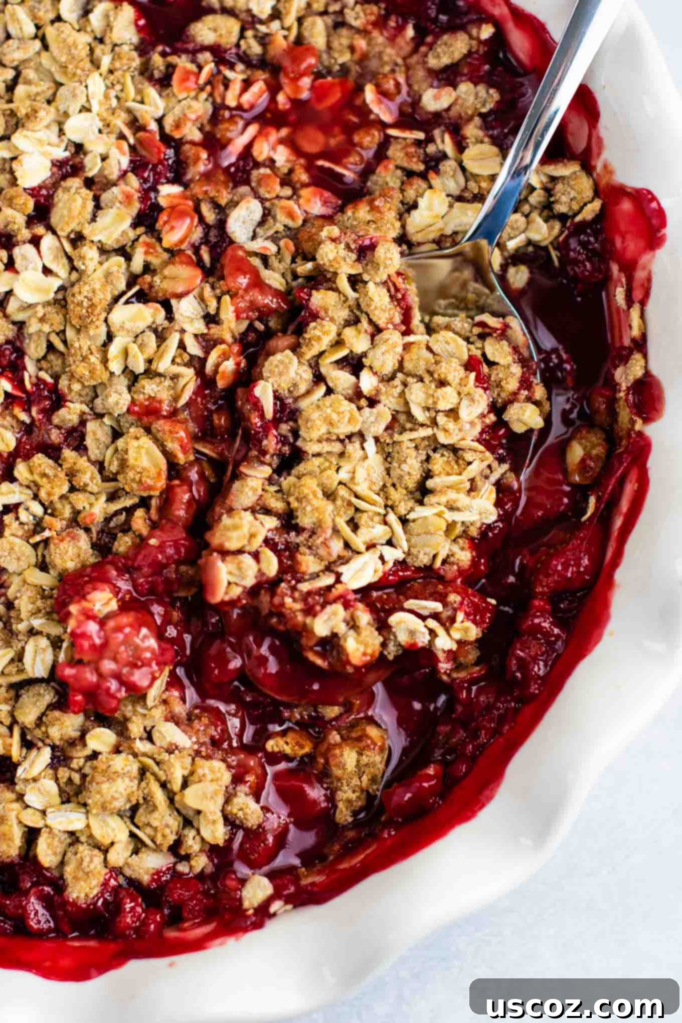 Easy strawberry crisp recipe (gluten free + vegan) – perfect for using up fresh strawberries! #strawberrycrisp #dessert #glutenfree #vegan #healthydessert #dairyfree