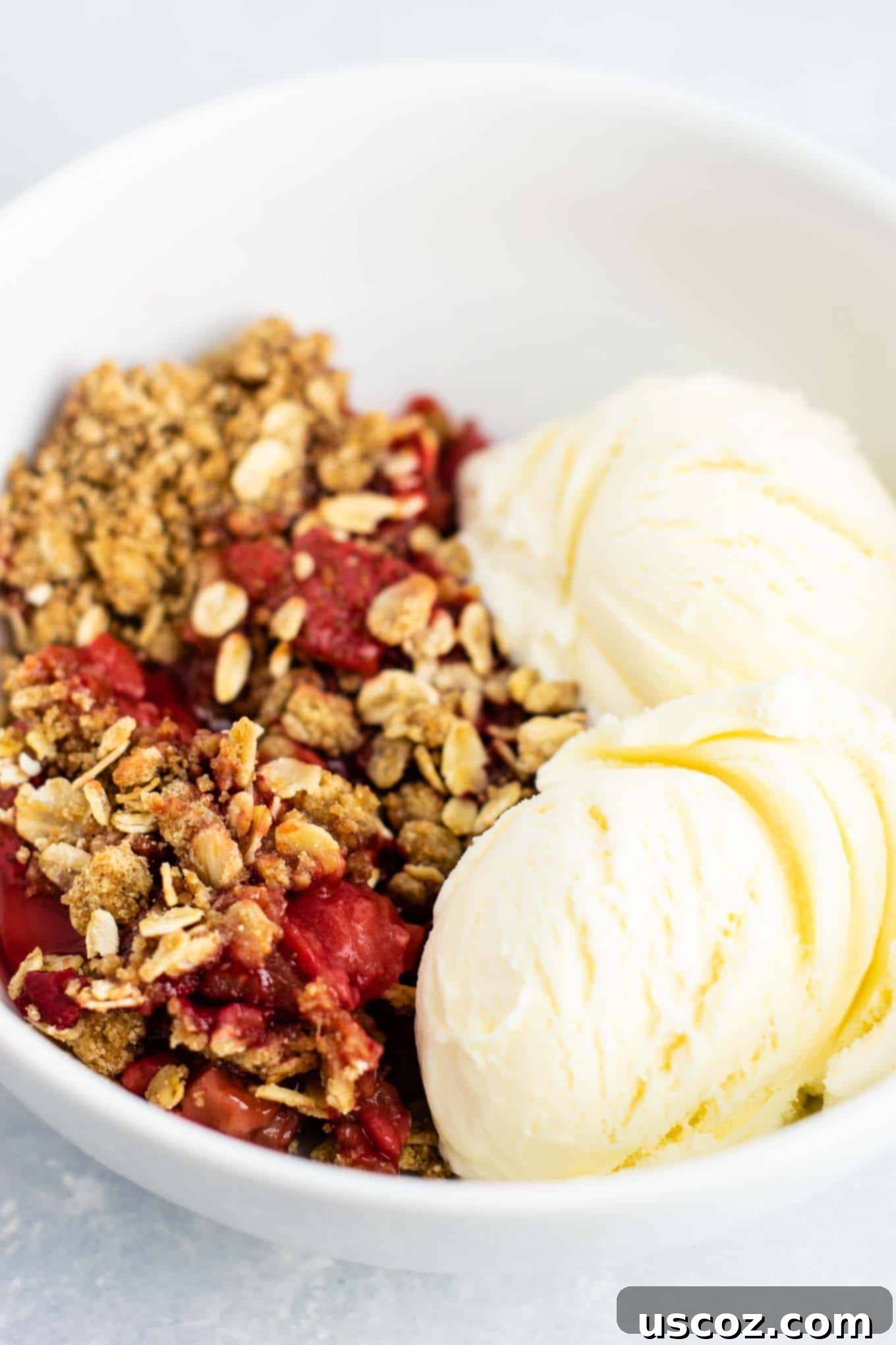Easy strawberry crisp recipe (gluten free + vegan) – perfect for using up fresh strawberries! #strawberrycrisp #dessert #glutenfree #vegan #healthydessert #dairyfree